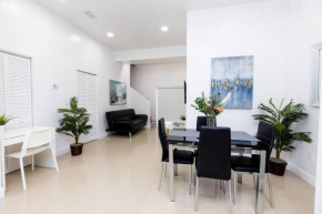 Great Location Calle 8 Townhome 4 Bedrooms